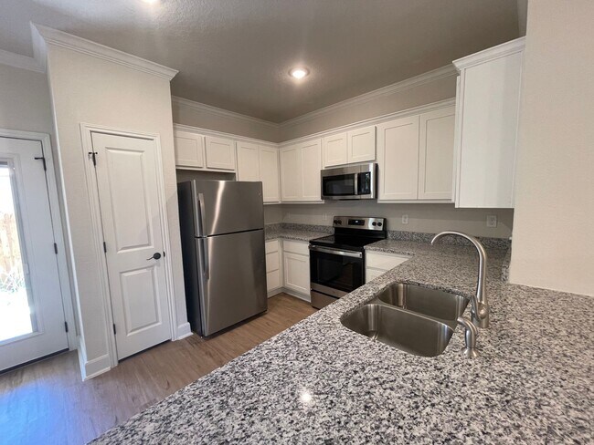 Building Photo - MOVE FAST—GATED TOWNHOME NEAR LACKLAND AFB WITH A PRIVATE YARD!
