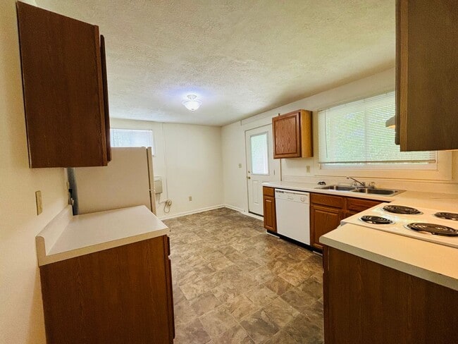 Building Photo - 3 Bedroom 1 Bath Duplex