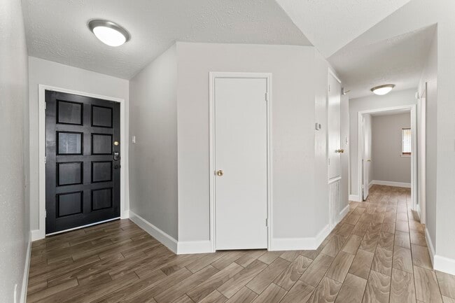 Building Photo - 1111 Tanglewild Ln