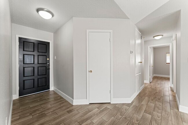 Foto del edificio - 1111 Tanglewild Ln