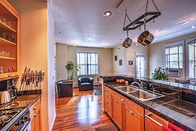 Building Photo - Walk to Pearl Street - Beautiful 1 Bedroom...