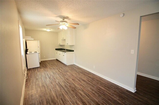 Building Photo - 203 Love St