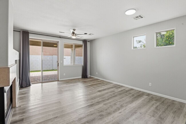 Foto del edificio - Gated 3BR/2BA Corner Home w/ Fireplace  — Move In Special!