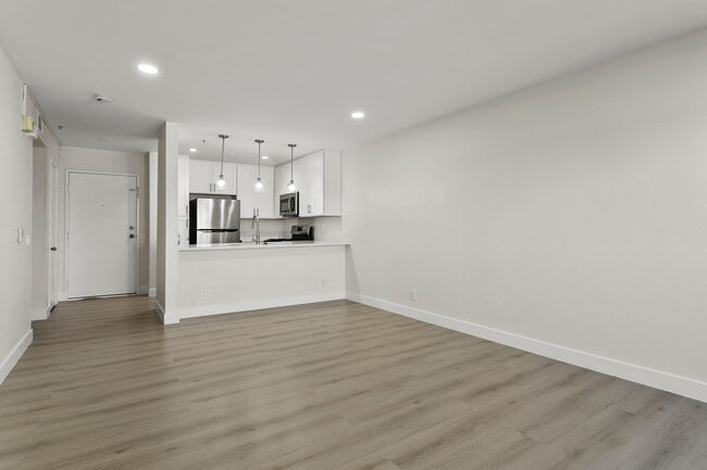 Building Photo - Newly Remodeled 1-Bed Condo in The Spectru...