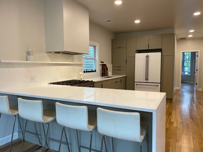 Kitchen - 2721 N Marshfield Ave