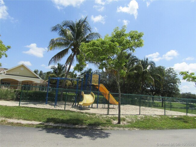 Building Photo - 4225 Heritage Cir