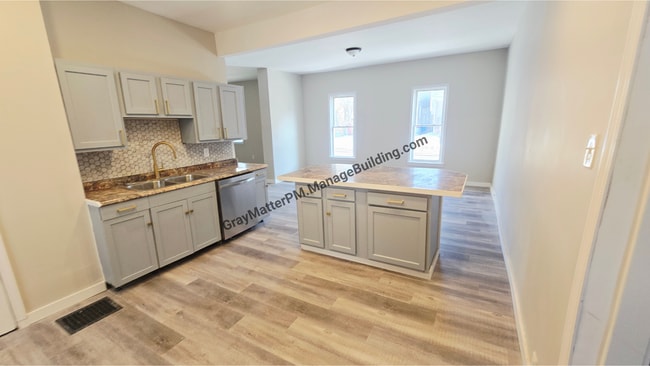 Building Photo - 1032 Raspberry St