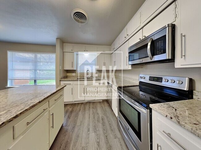 Building Photo - $1900 Charming 3/2 in Beautiful Wedgewood!