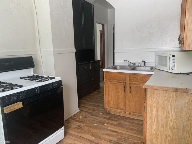 Building Photo - 2 br, 1 bath Triplex - 1402 Miami St Apt 1
