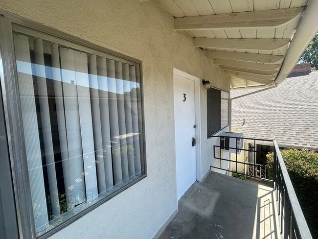Building Photo - 325 N Glendora Ave