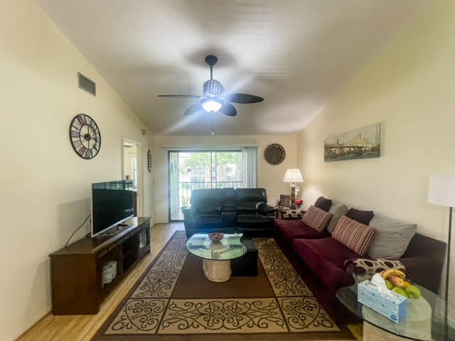 Foto del edificio - 4880 Lucerne Lakes Blvd