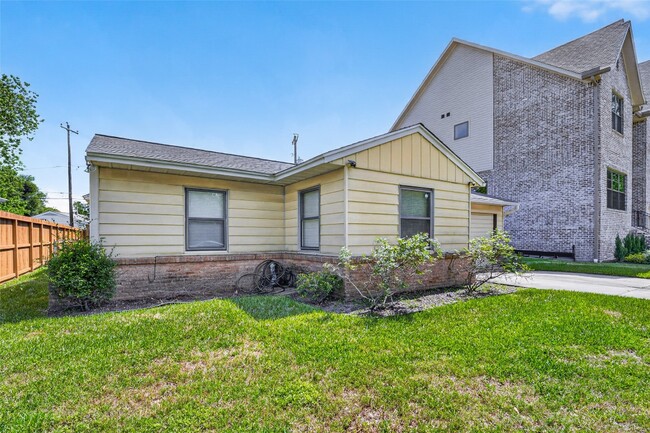 Building Photo - 5505 Huisache St
