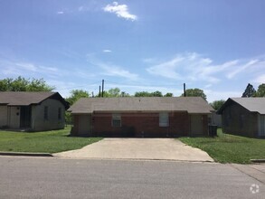 Building Photo - 2204 Poage Ave