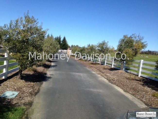Building Photo - 751 Leghorn Ln