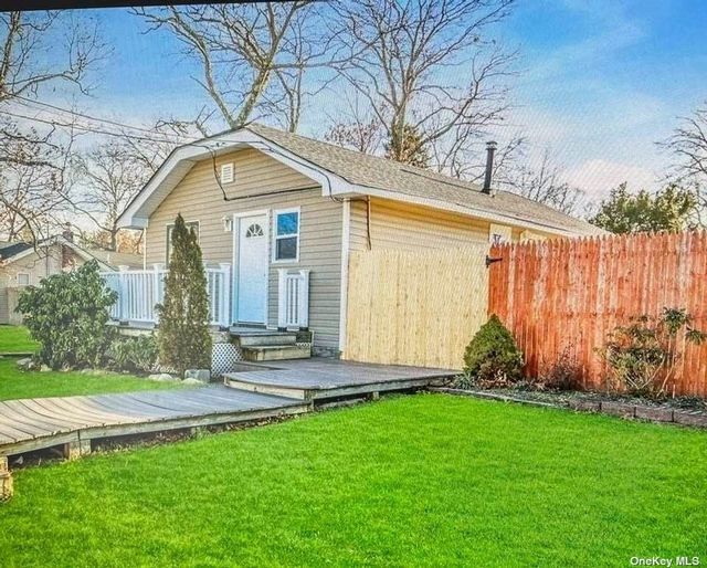 10 Charles Ct, Lake Ronkonkoma, NY 11779 House Rental in Lake