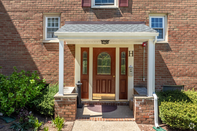 Entrance - Williamsburg South Condominiums