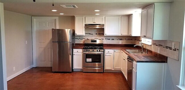 Building Photo - 2205 Magnolia Dr