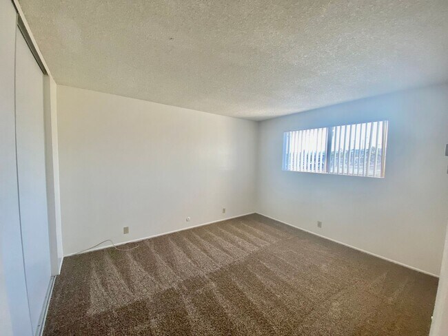 Building Photo - Upper Corner Unit with Utilities INCLUDED!!