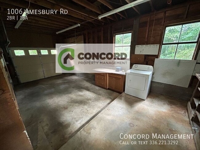Building Photo - 1006 Amesbury Rd
