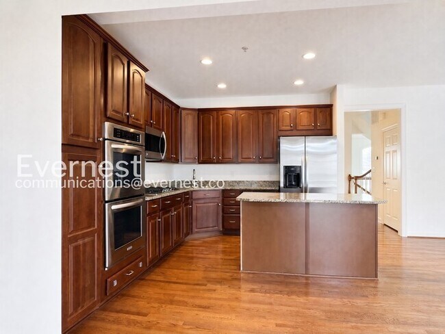 Foto del edificio - Spacious Living with Fireplace, Deck & Garage / 3 Bed & 4 Bath / Available Now!
