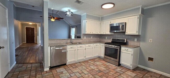 Foto del edificio - 4661 Birchbend Ln