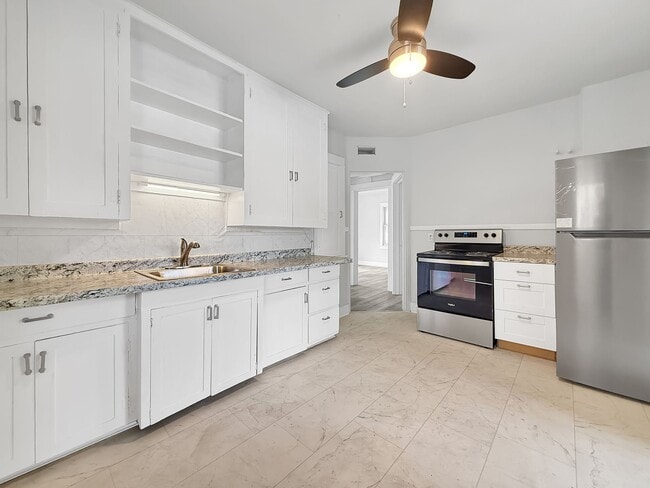 Building Photo - Newly Renovated Duplex