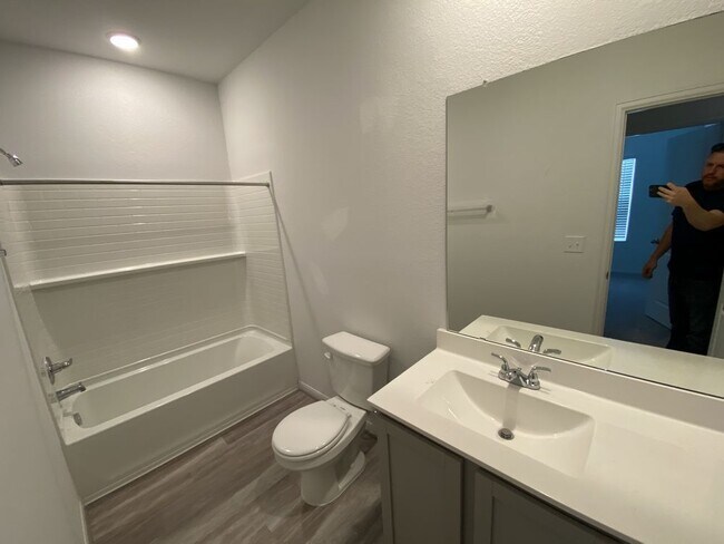 Foto del edificio - Paramount Home Available for July Move-In