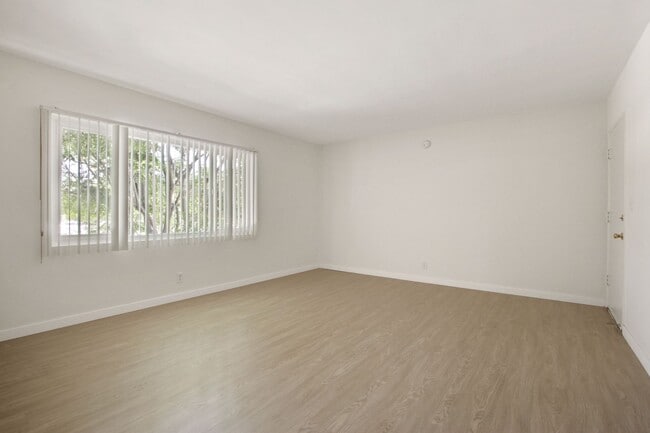 Building Photo - 10908 SM Blvd, prime Westwood, near transit