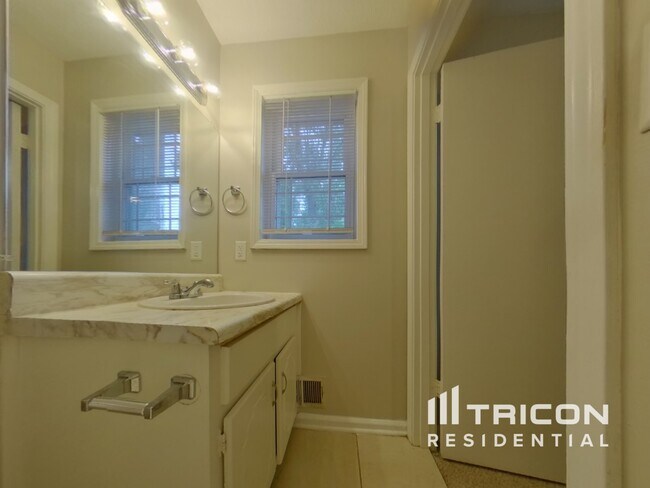 Foto del edificio - 6640 Valley Hill Dr