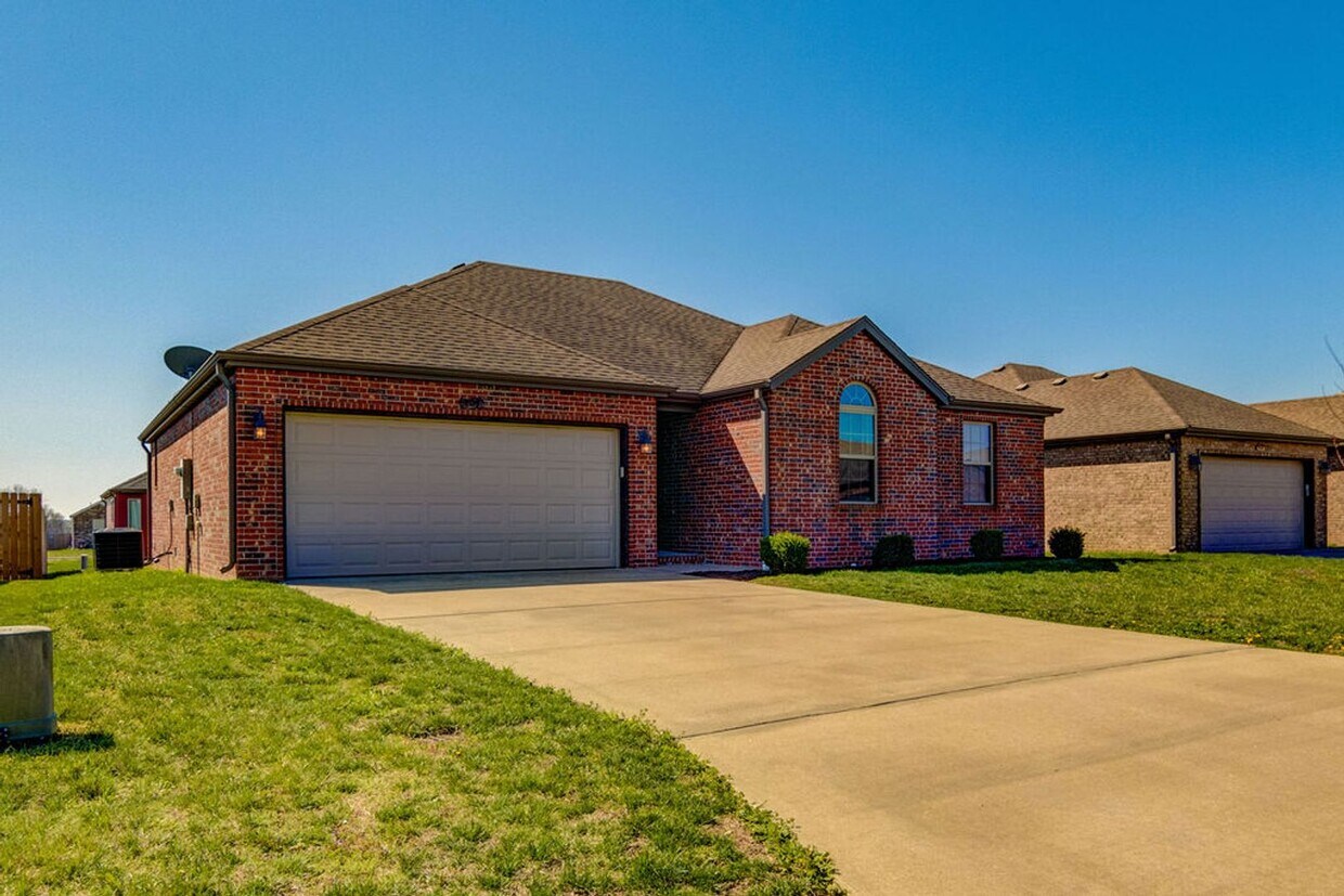 Foto principal - Beautiful all brick 3 bed 2 bath house in ...