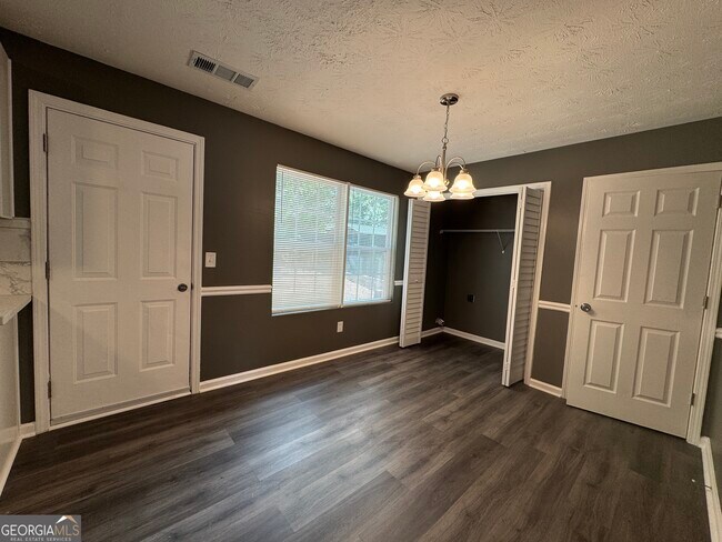 Foto del edificio - 330 Crestfield Cir