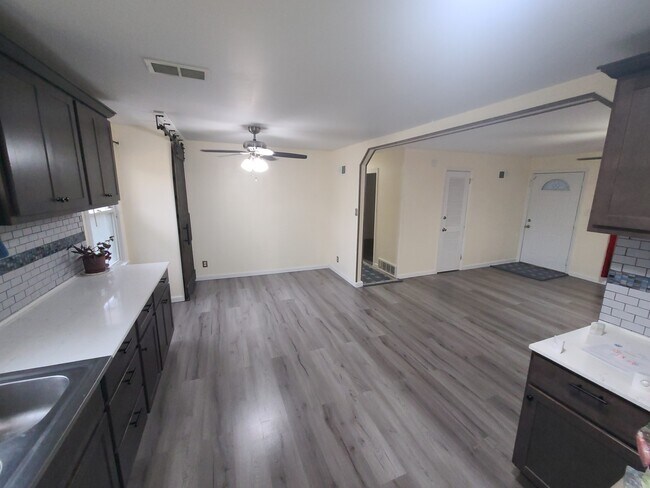 Comer en la cocina - 2015 Arlene Dr