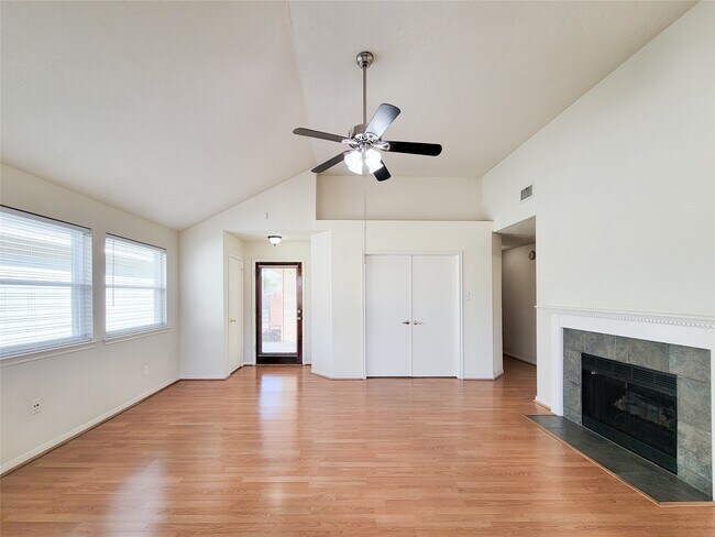 Foto del edificio - 8611 Pool Creek Dr