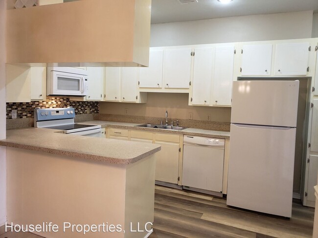 Building Photo - 2 br, 1.5 bath House - 3360 Eastwood Dr
