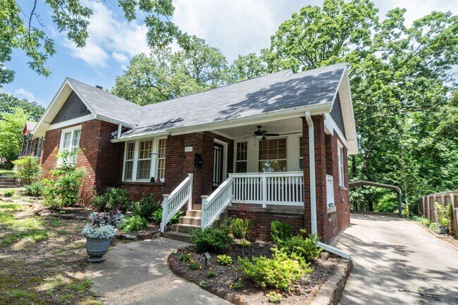 Building Photo - Charming home, great condition!