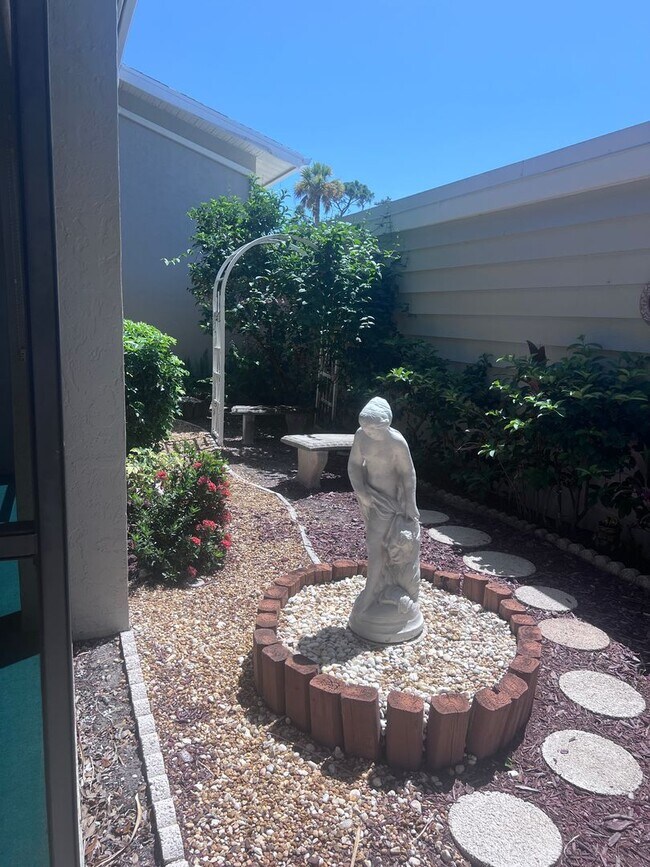 Foto del edificio - SMALL DOG ALLOWED!  PINEBROOK LAKE CLUB CONDO.