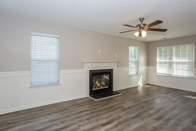Foto del edificio - 7425 Saddle Trail Ln
