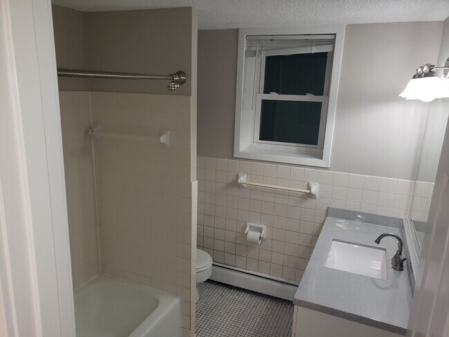 Baño - 797 Clayland St