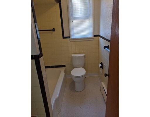 Building Photo - 495 Pleasant St