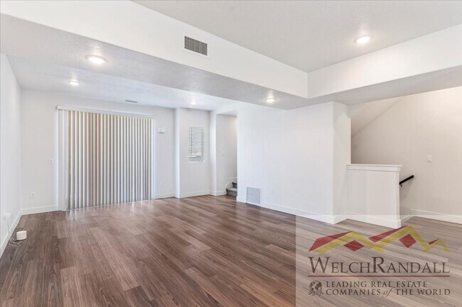 Foto del edificio - Beautiful 3 Bed 2.5 Bath Townhome in West ...