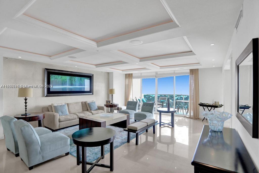 Foto principal - 20201 E Country Club Dr