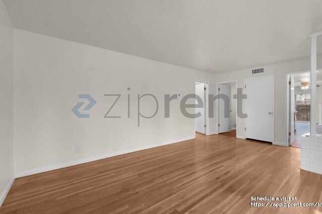 Foto del edificio - 9033 Fashion Dr