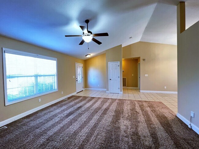 Foto del edificio - FOUNTAIN CITY: 3 BEDROOM, 2 BATH IN MAPLE ...