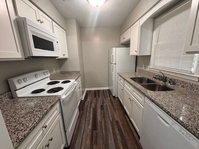 Foto del edificio - 221 Hearthstone Dr