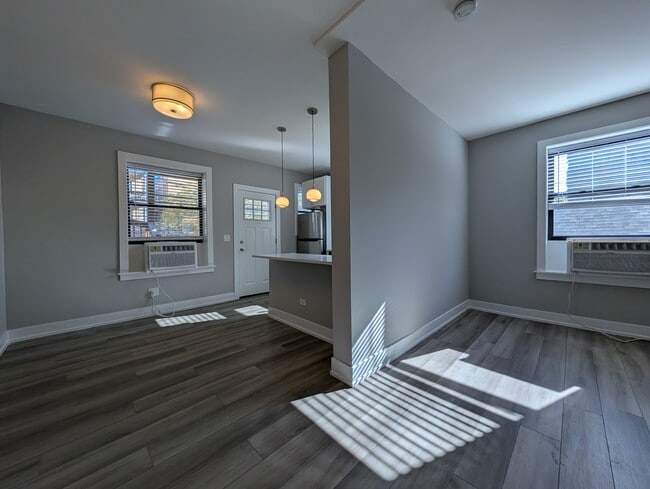 Building Photo - 3943 N Janssen Ave