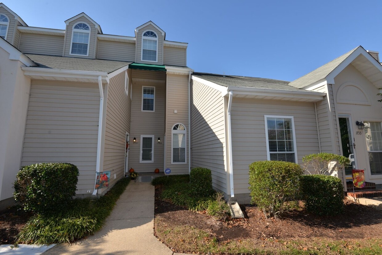 Primary Photo - Updated 2 Master style bedroom condo on th...