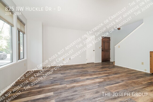Foto del edificio - 825 NW Huckle Dr