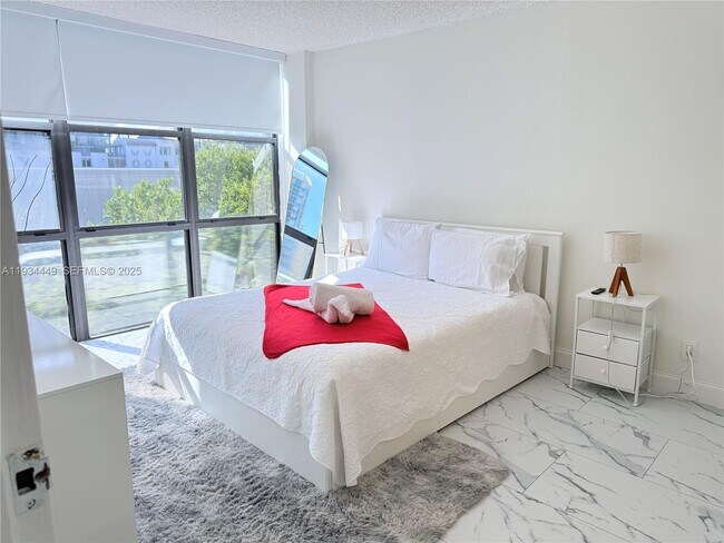 Foto del edificio - 16909 N Bay Rd