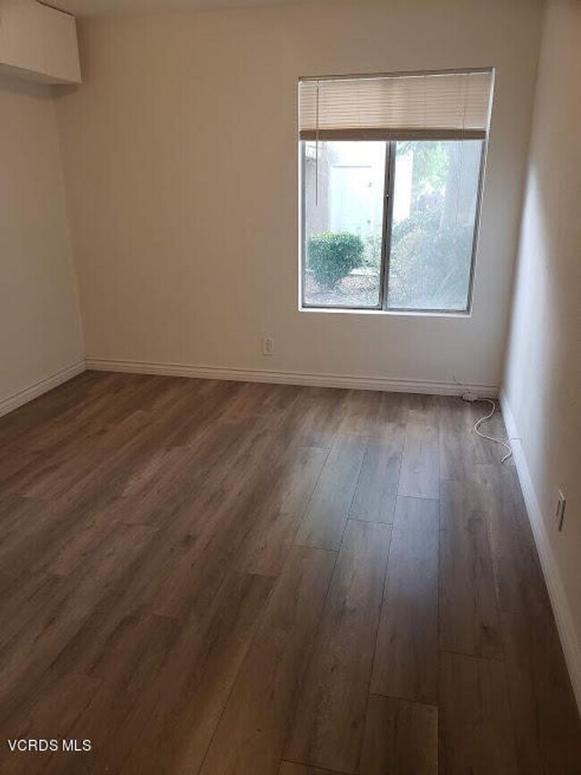 Foto del edificio - Desirable lower level 2+1 in gated community
