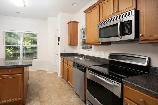 Building Photo - Fantastic 4 Bedroom Home In Southeast Rale...